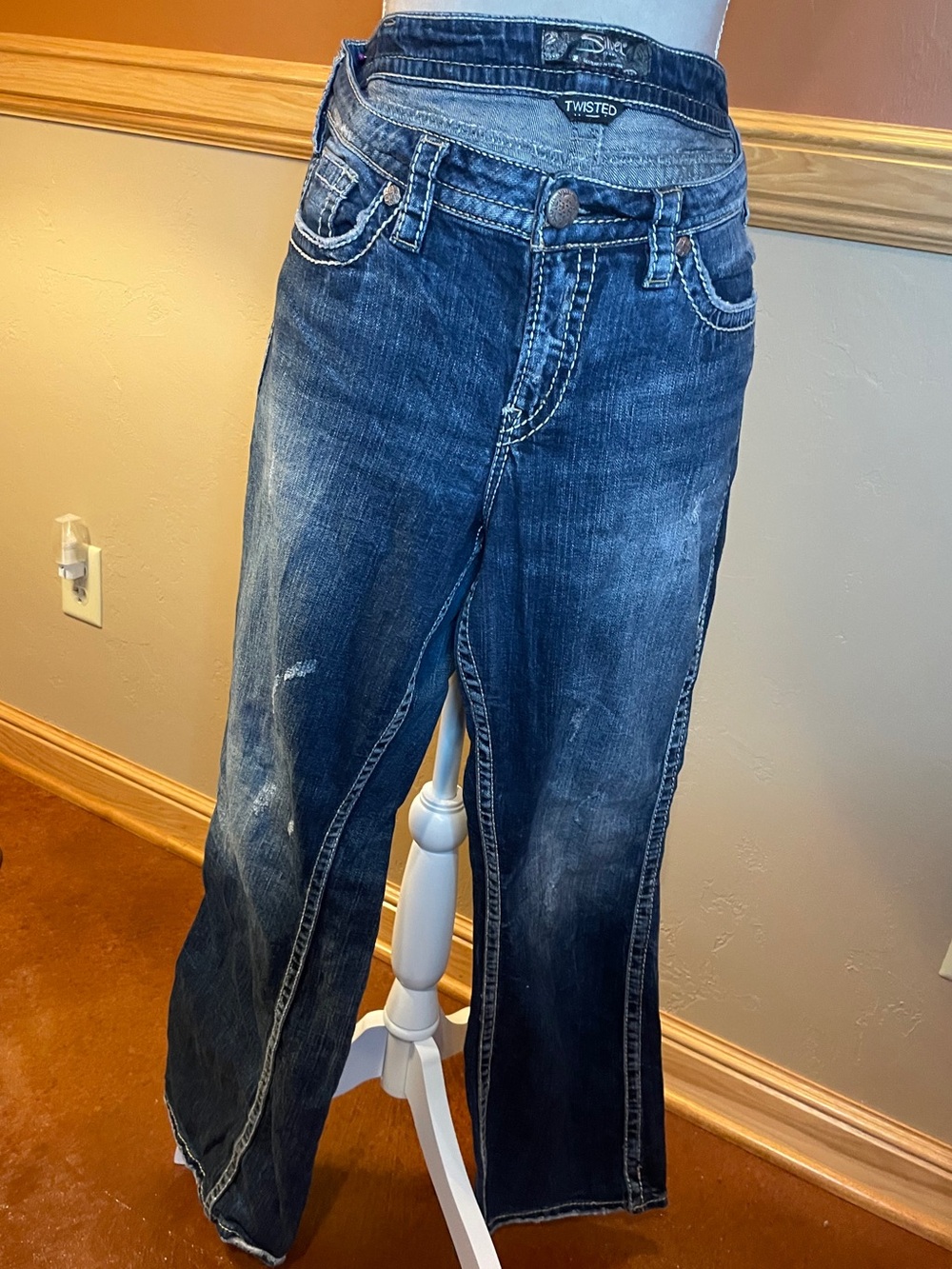 Twisted Wide-Leg Jeans in Faded Blue Wash